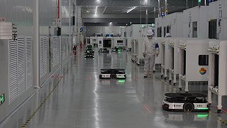 光伏工厂里的智能“载客师傅”与“调度员” AI驱动的未来车间已来